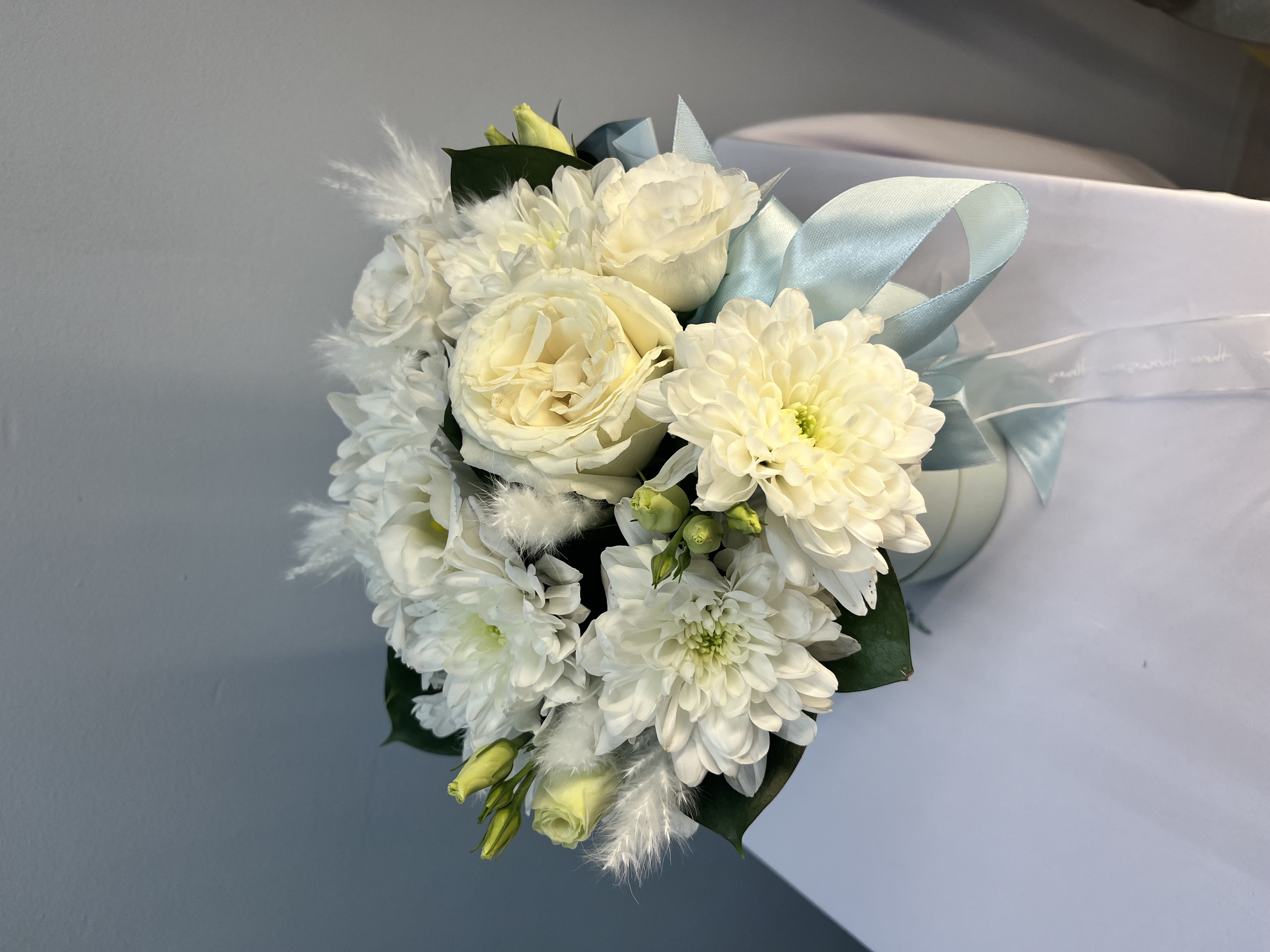 Бело-голубая композиция из роз и хризантем в коробке