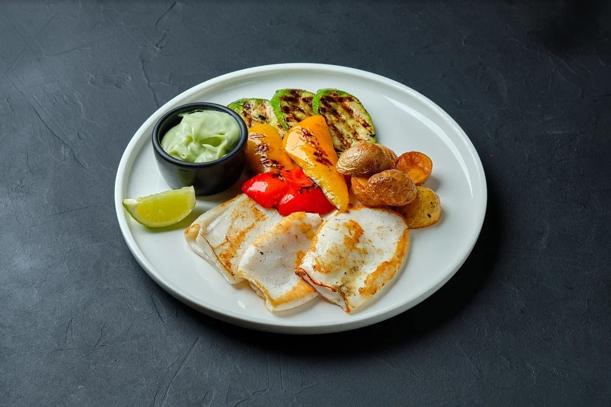 Кальмар с овощами на гриле