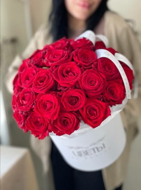 Композиция в цилиндре из 45 красных роз