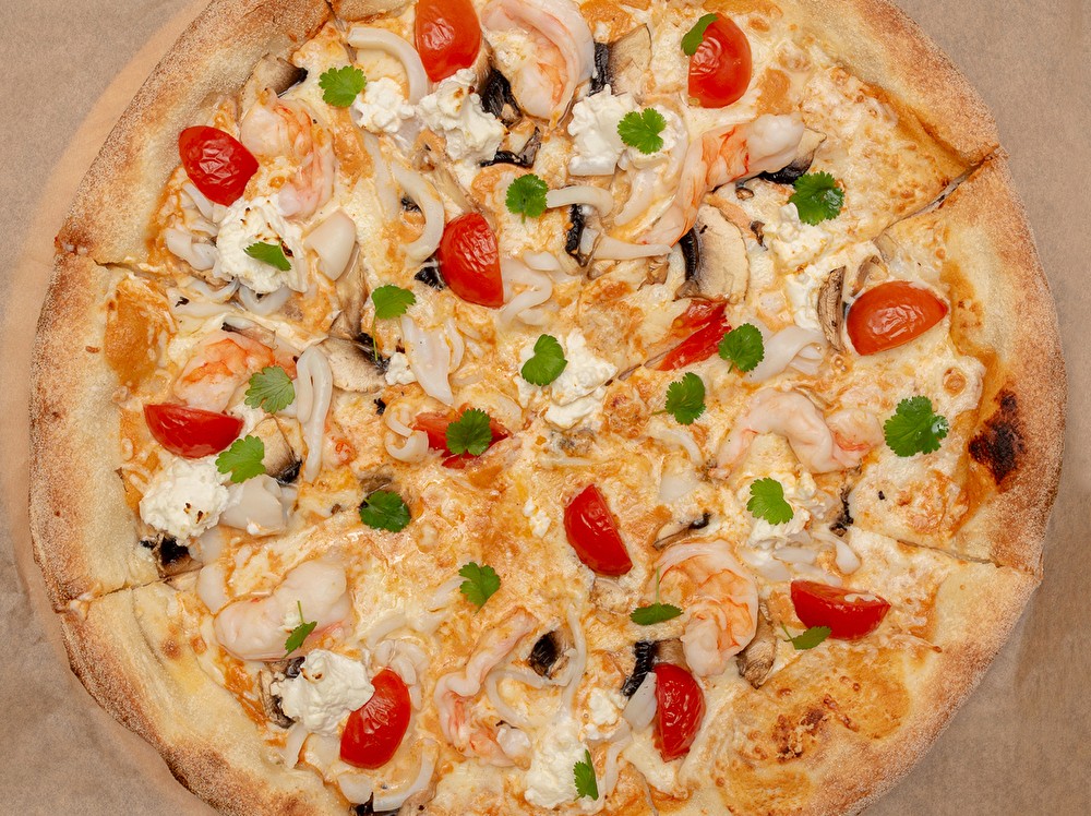Пицца «Том-ям» с морепродуктами и шампиньонами