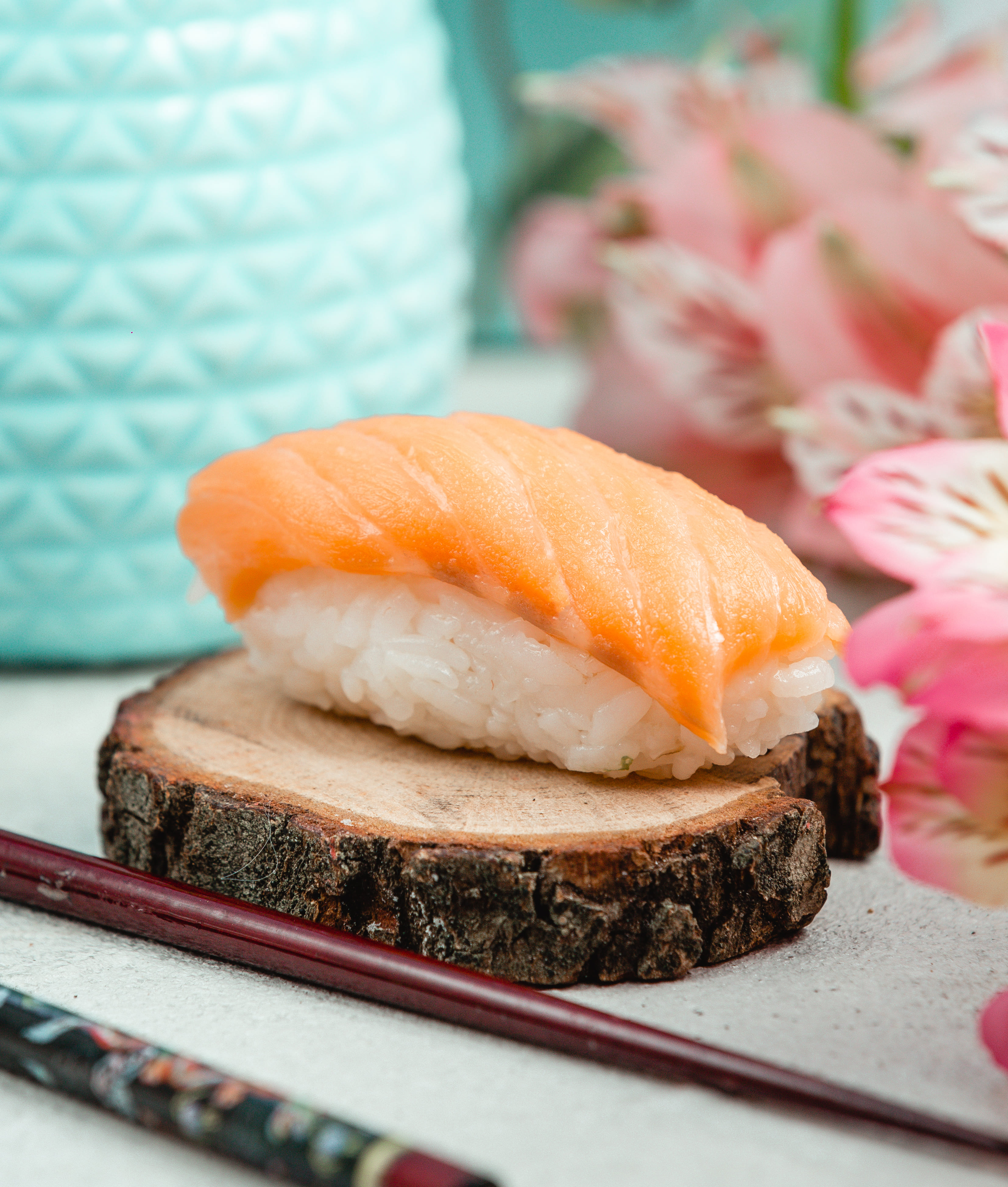 Суши с лососем