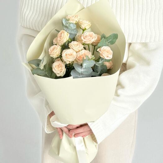 Букет «Ты прекрасна, спору нет» из кустовых роз и эвкалипта