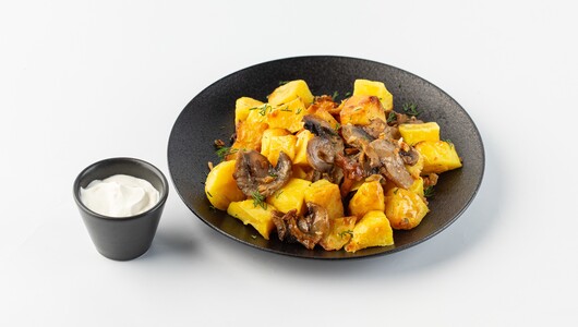 Картофель жаренный с грибами, зеленью и сметаной
