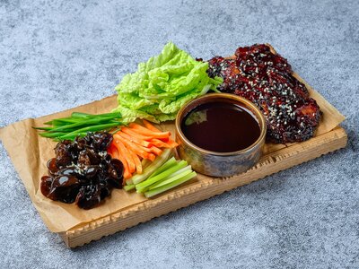 Утка по шанхайски с овощами в ореховом соусе