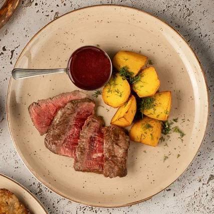 Вырезка телёнка с ягодным соусом