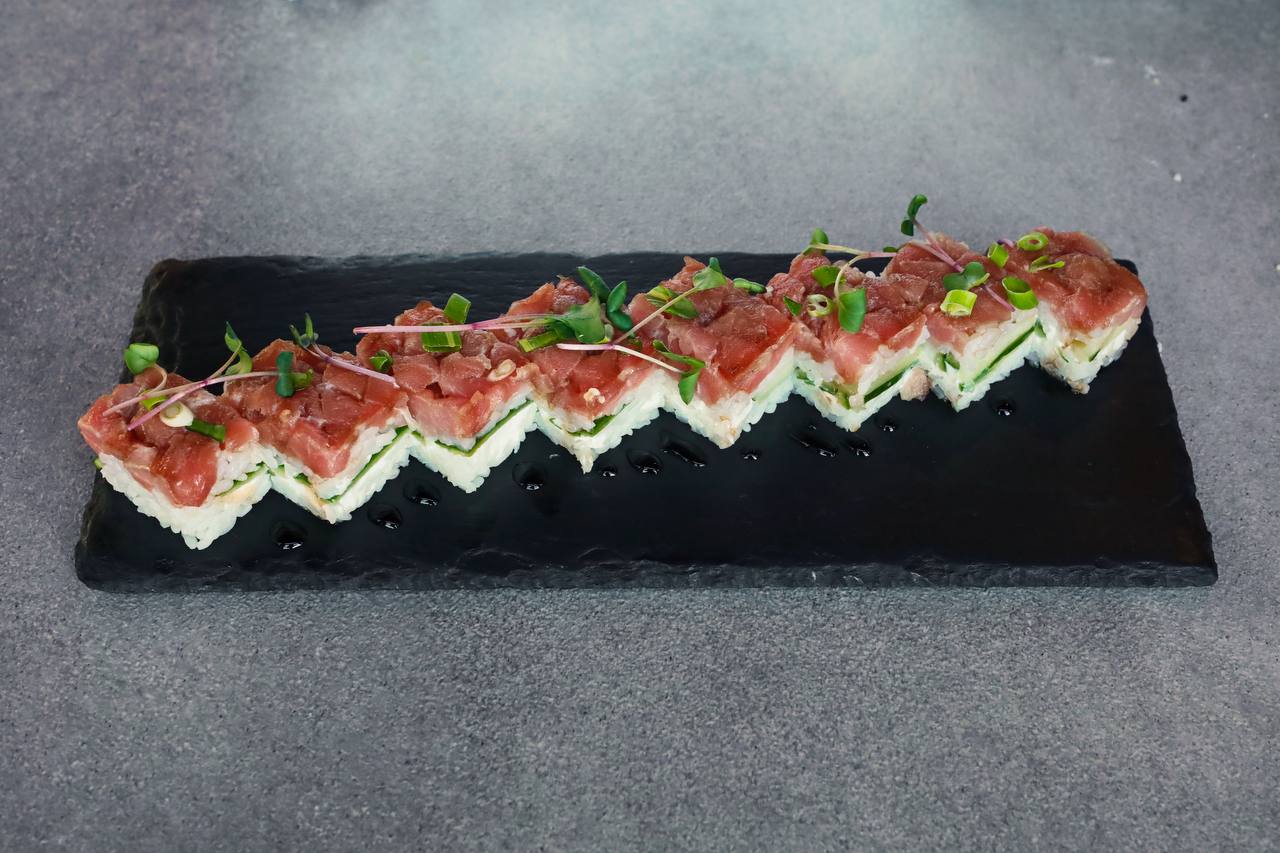 Оси-дзуси с тунцом под соусом унаги