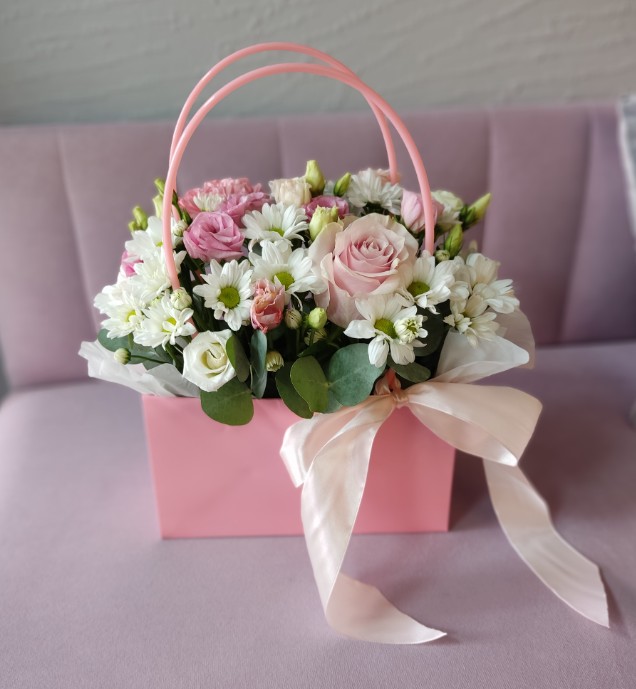 Композиция с розами, эустомой и хризантемой