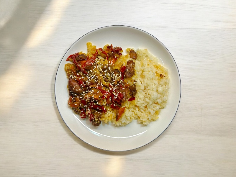 Курица по-тайски с овощами и рисом