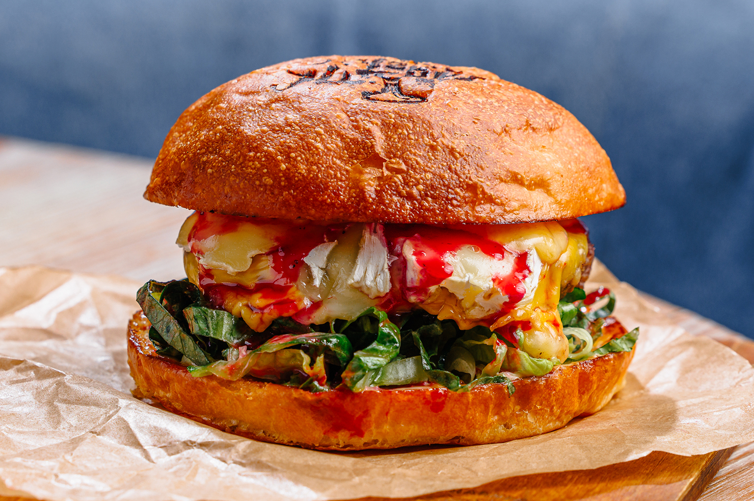 Бургер с камамбером и брусникой