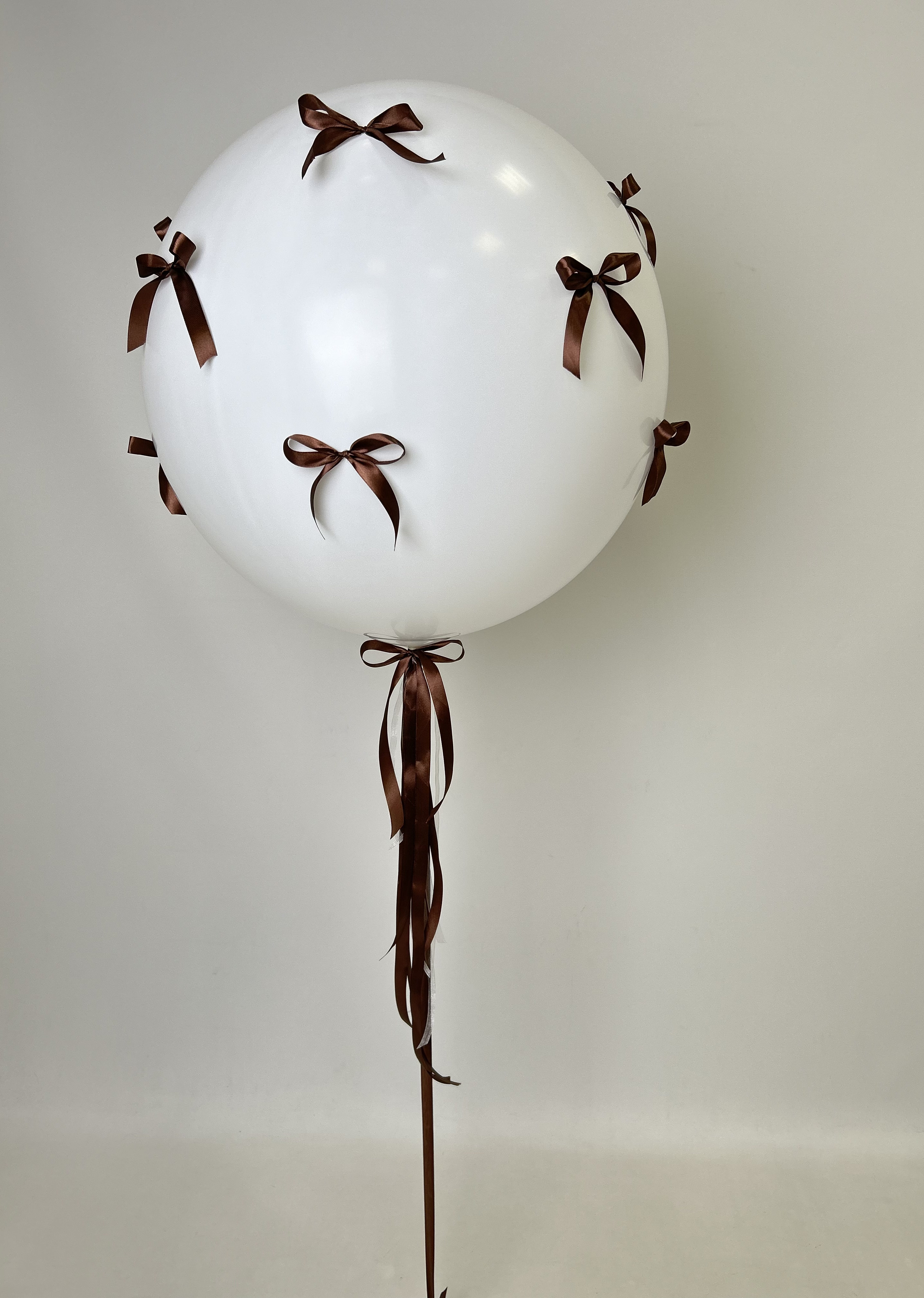 Шар гигант 60 см с коричневыми бантами на грузе