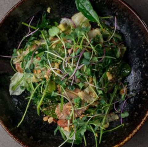 Зеленый салат с индейкой и булгуром