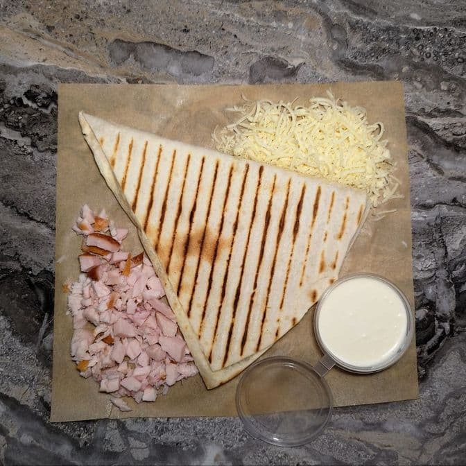 Треугольник с курицей и сыром