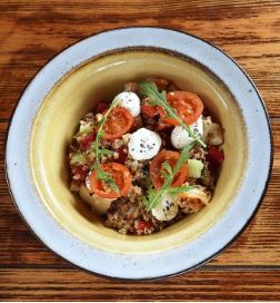 Салат с креветками, кальмарами, киноа