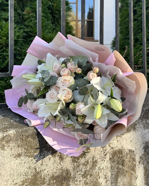 Букет из кустовых роз, лилий и эвкалипта