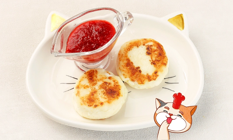 Сырники со сметаной и клубничным соусом