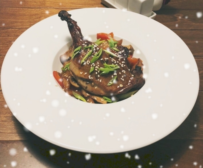 Утиная ножка "Конфи" с овощами и винным соусом