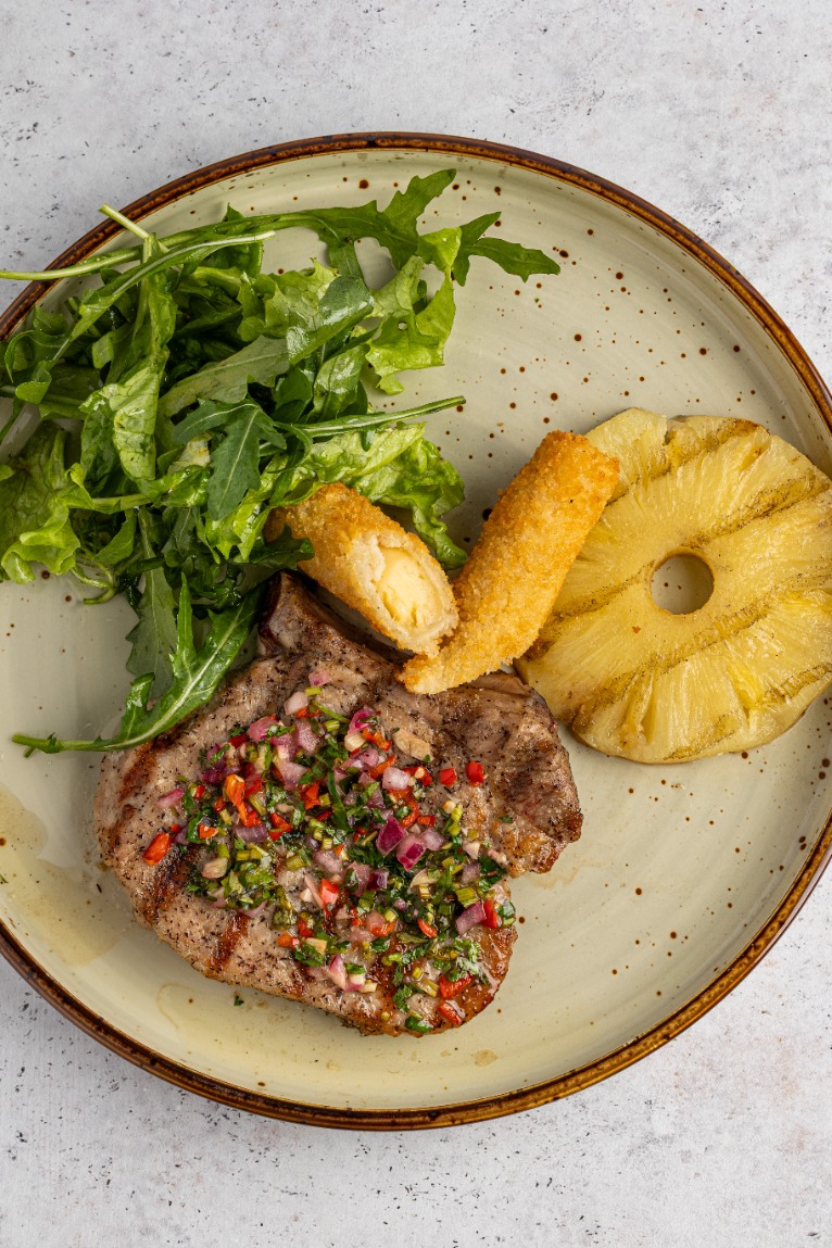 Стейк свинины в ананасовом соусе чимичурри