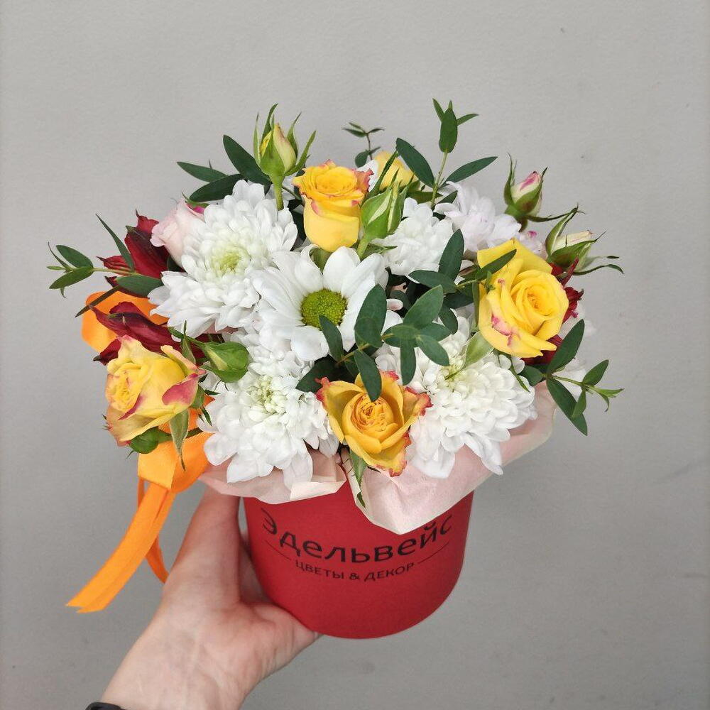 Композиция в коробке из цветов