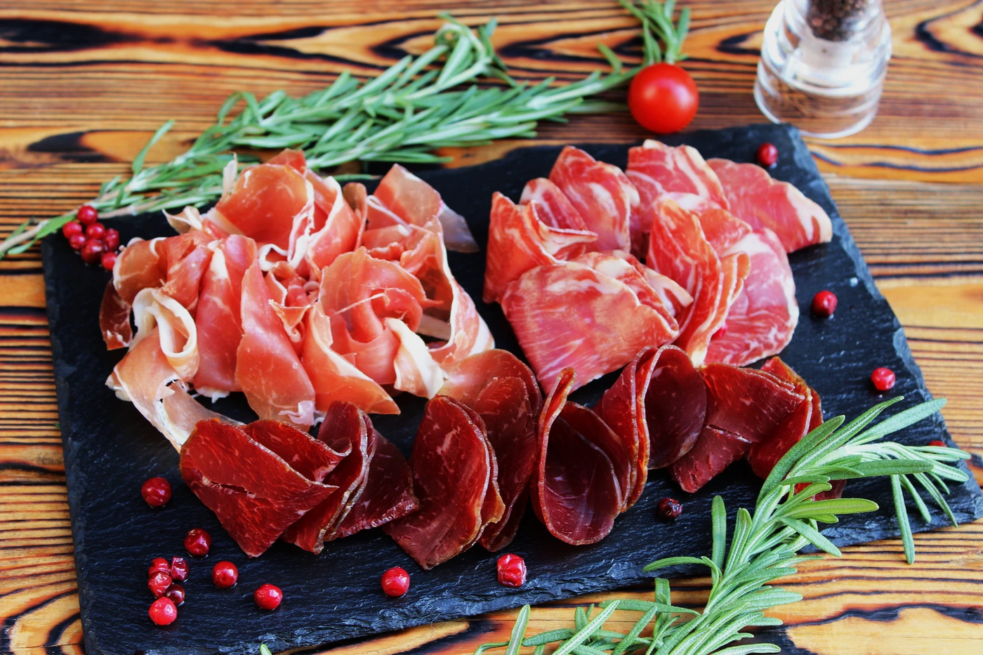 Тарелка сыровяленых деликатесов