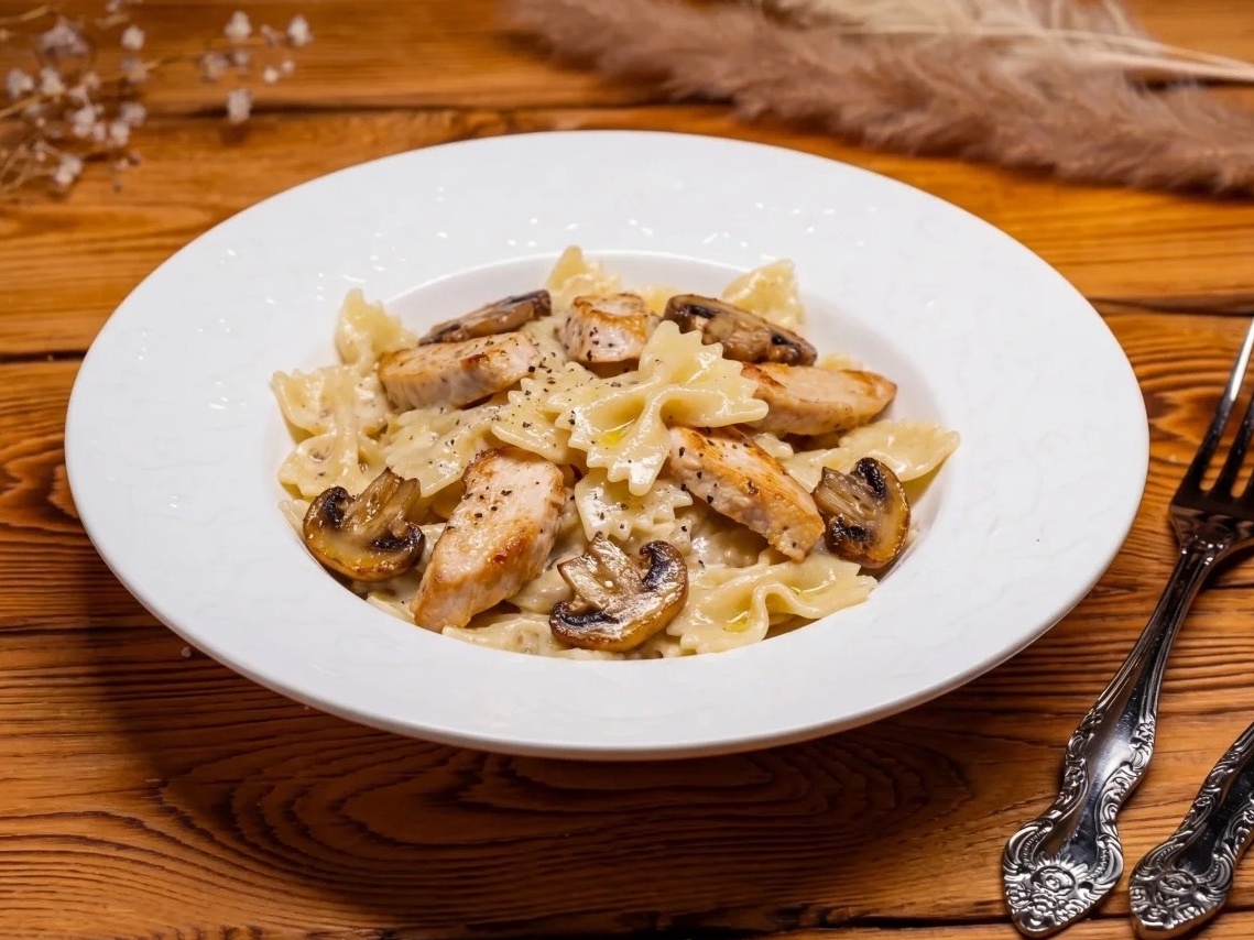 Паста с курицей и грибами в сливочном соусе с трюфельным маслом