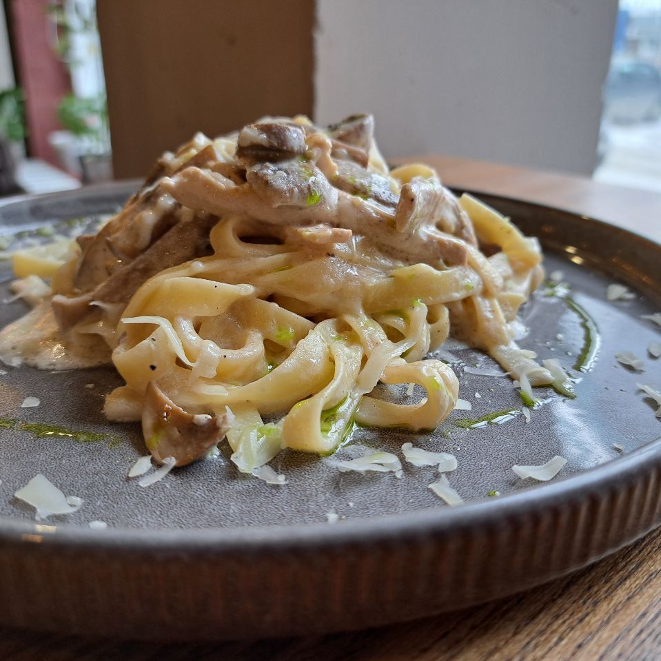 Паста с курицей и грибами