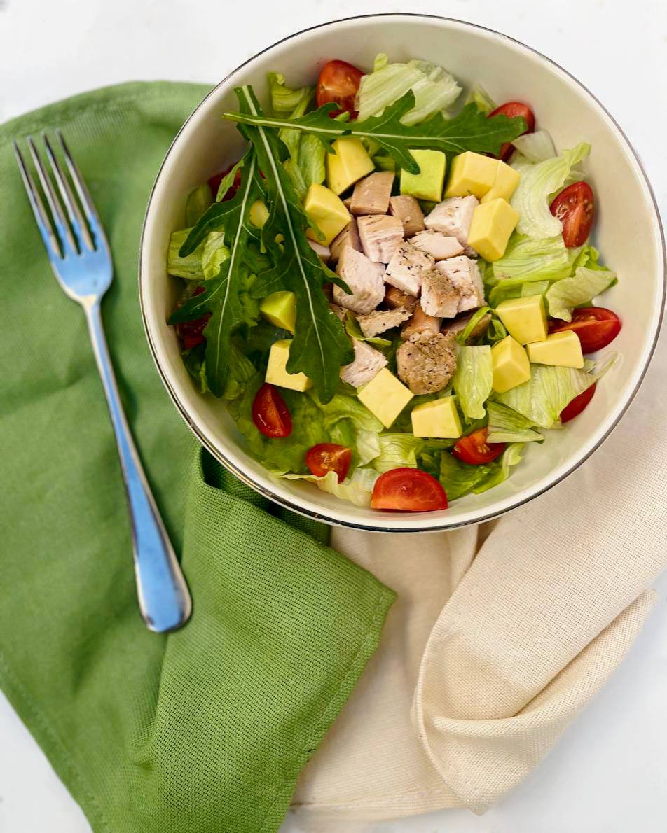 Салат с курицей и авокадо.