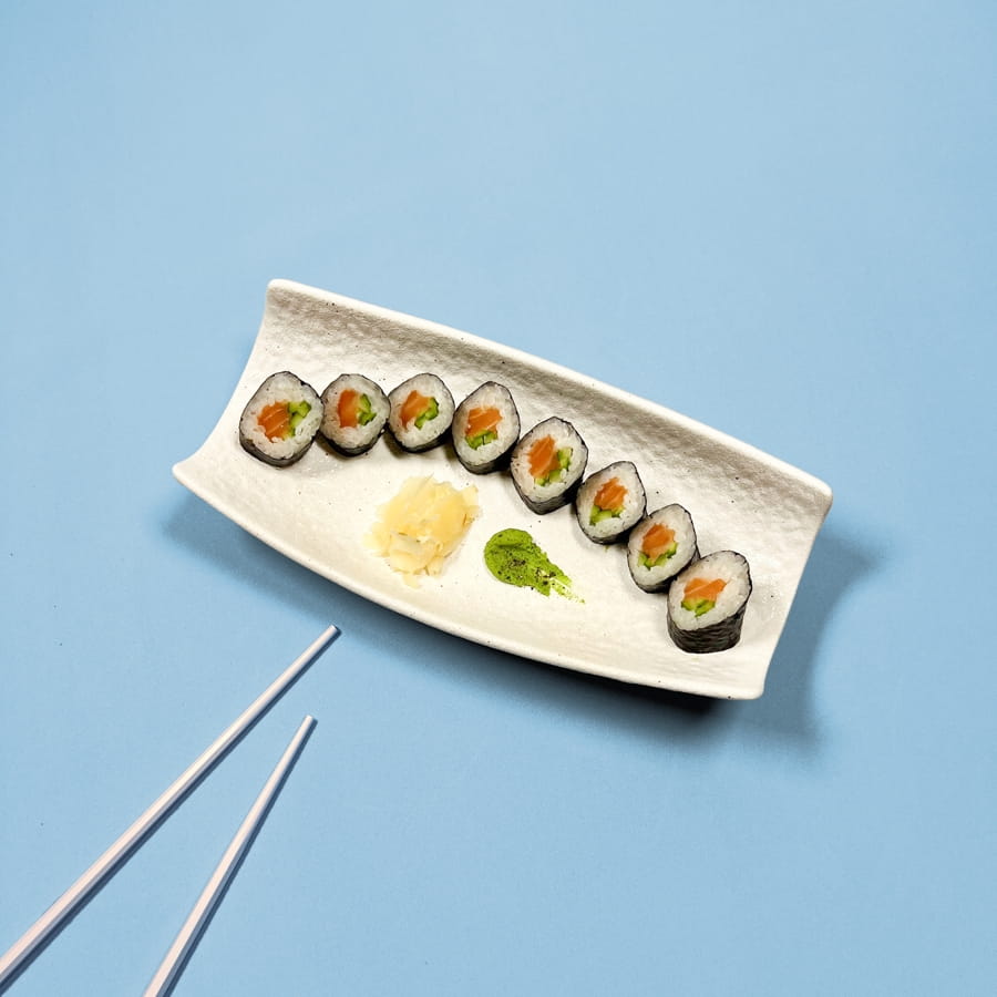 Маки с лососем и огурцом