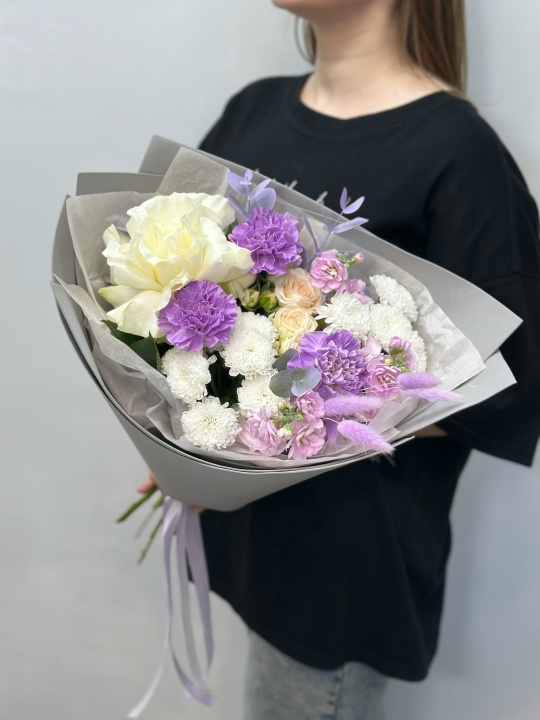 Букет с лунными гвоздиками ,лагурусом, маттиолой и кустовой розой