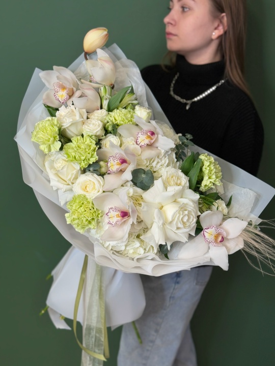 Авторский белоснежный букет с гортензиями и цимбидиумом