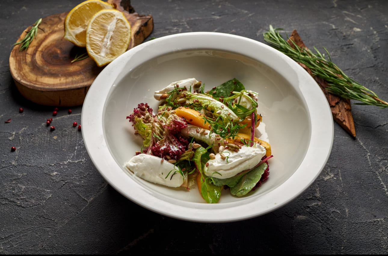 Салат с сезонными фруктами