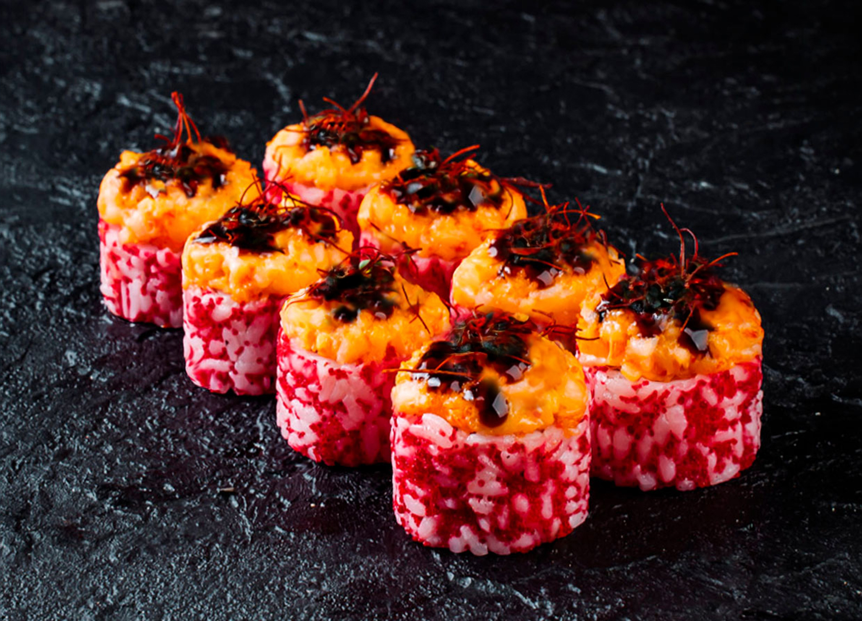 Запечённый ролл с тигровой креветкой и пармезаном