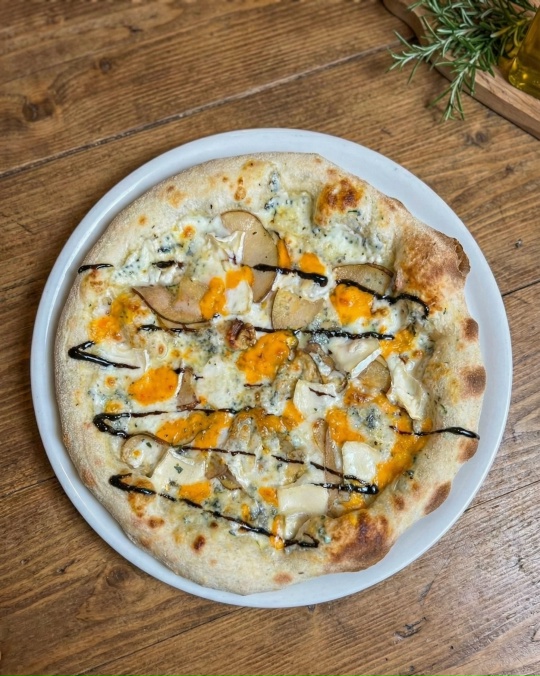 Пицца с грушей и сырами 22см