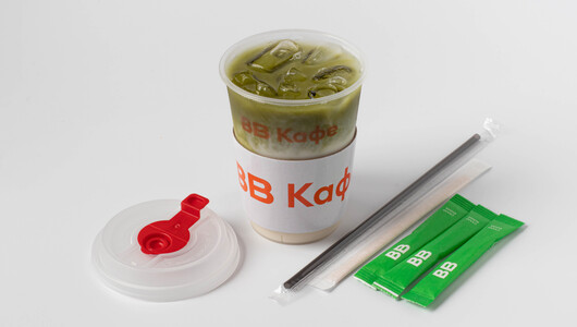 Айс латте матча 0,3 на банановом напитке, кафе