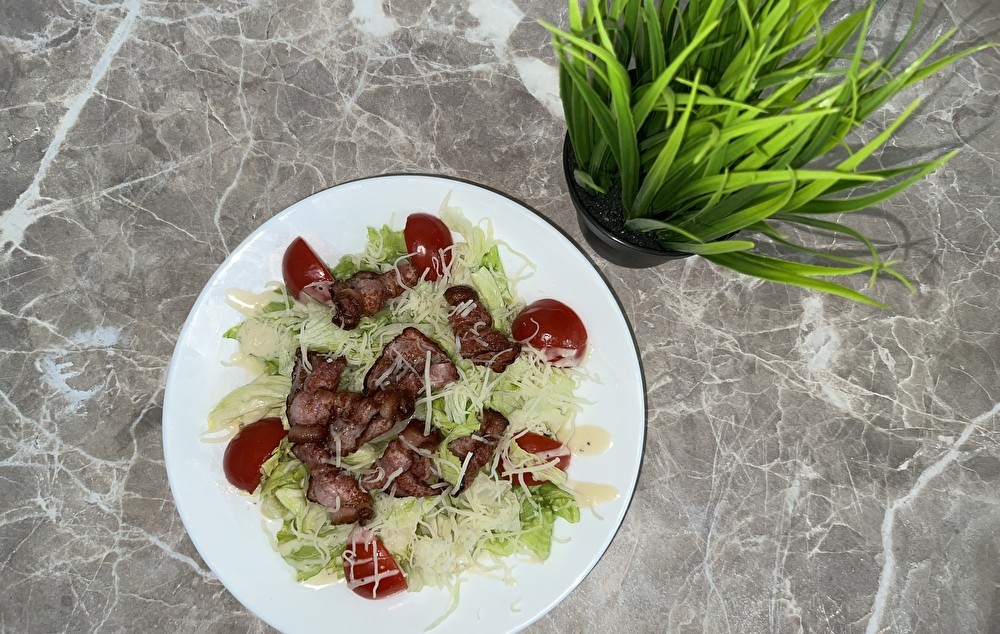 Салат «Цезарь» с беконом