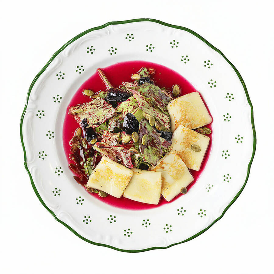 Салат из вяленой свёклы с сыром халуми