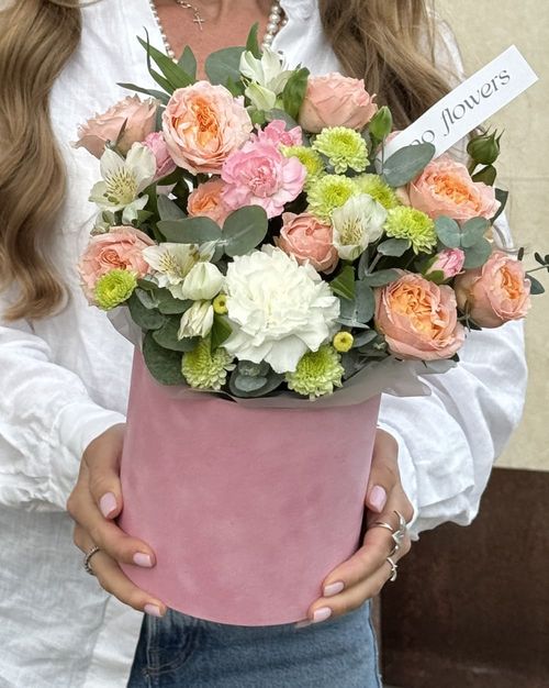 Пион розы, диантусы и альстрем в коробке