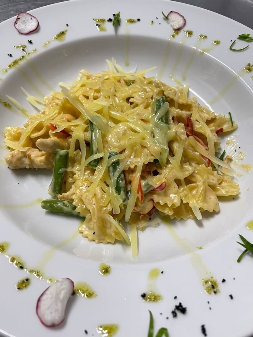 Фарфале с курицей и овощами