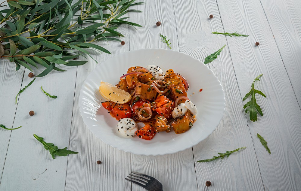 Теплый салат с баклажаном