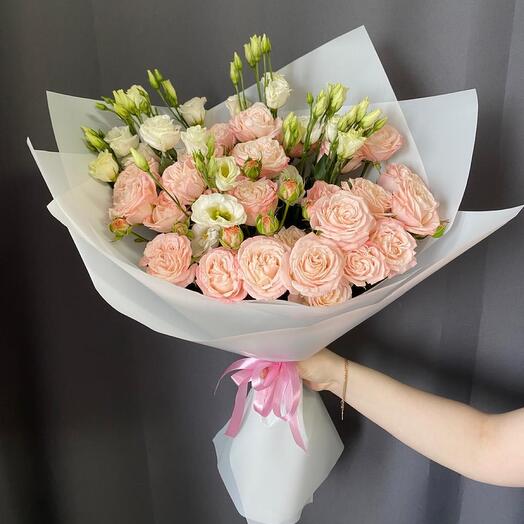 Пионовидные розы с лизиантусом