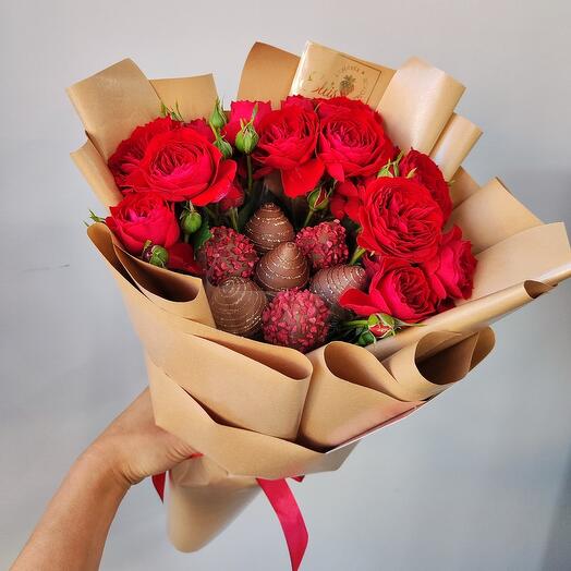 Букет из клубники с розами "Red"