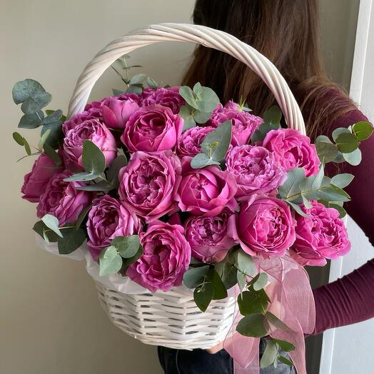 Корзина с пионовидной розой