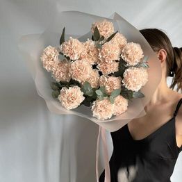 Букет «Шампань» из 19 кремовых диантусов с эвкалиптом