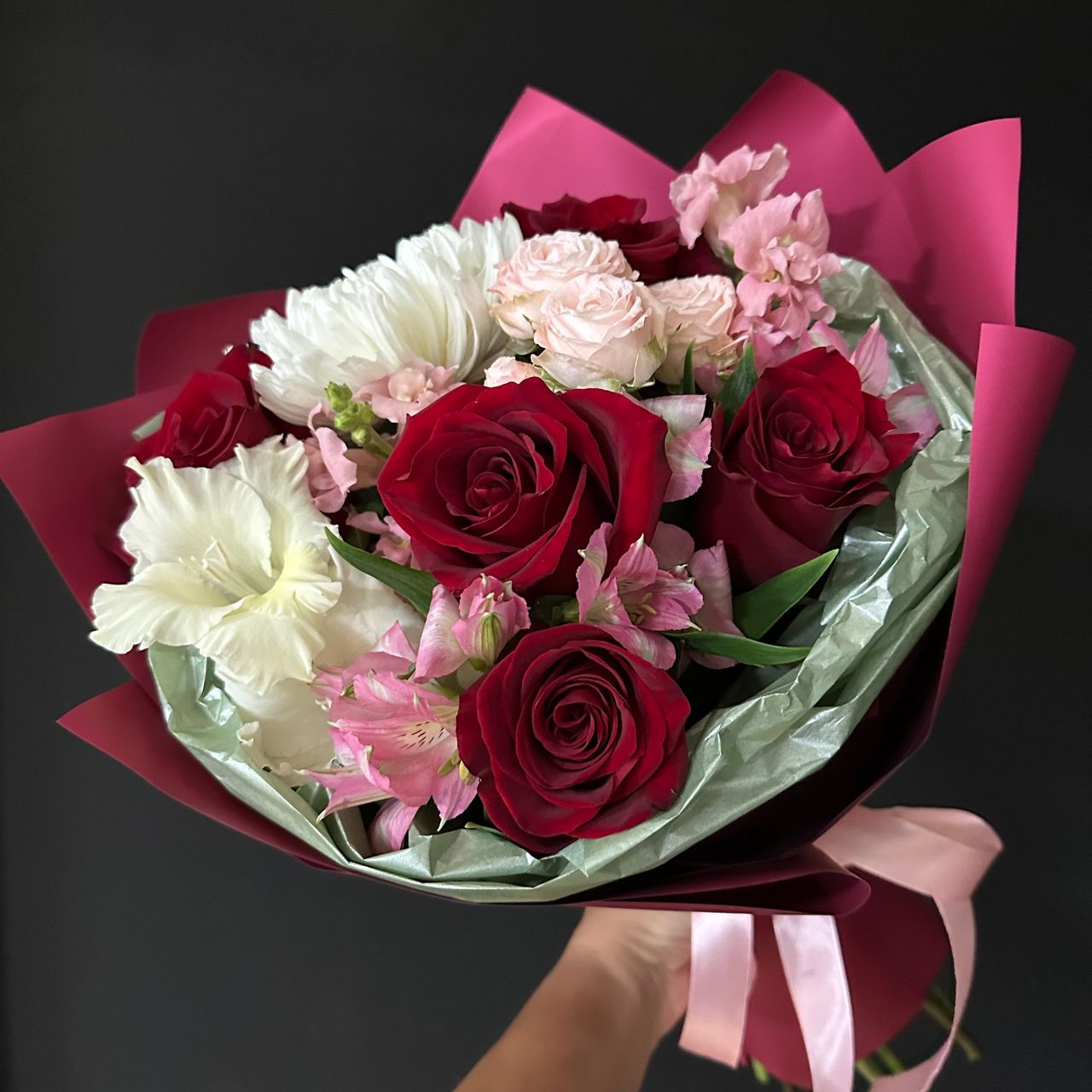 Сборный букет из роз, гладиолусов, альстромерии