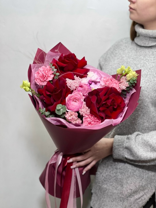 Букет с красными французскими розами ,диантусами ,кустовой розой и эустомой