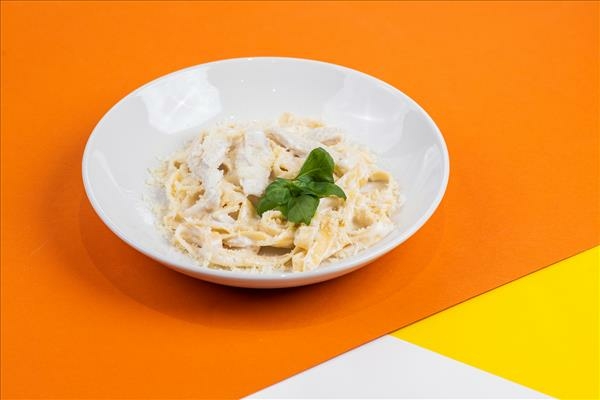 Паста с курицей в сырно-сливочном соусе