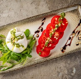 Буррата с томатами и базиликом