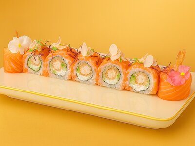 Ролл с креветкой лососем и соусом Васаби