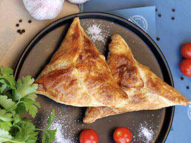 Слойка с сыром и ветчиной