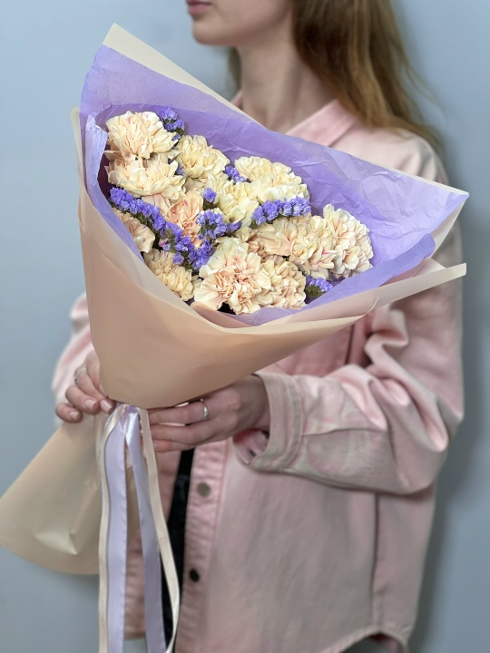 Кремовые гвоздики со статицей