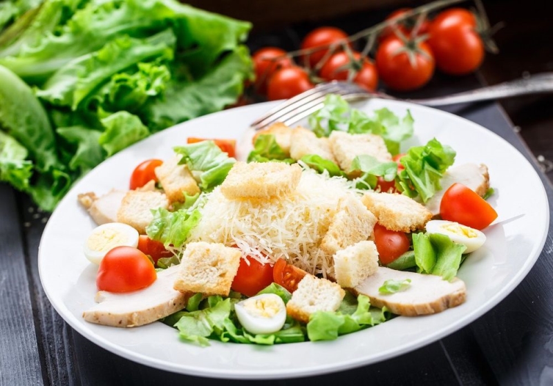 Салат «Цезарь» с мясом птицы